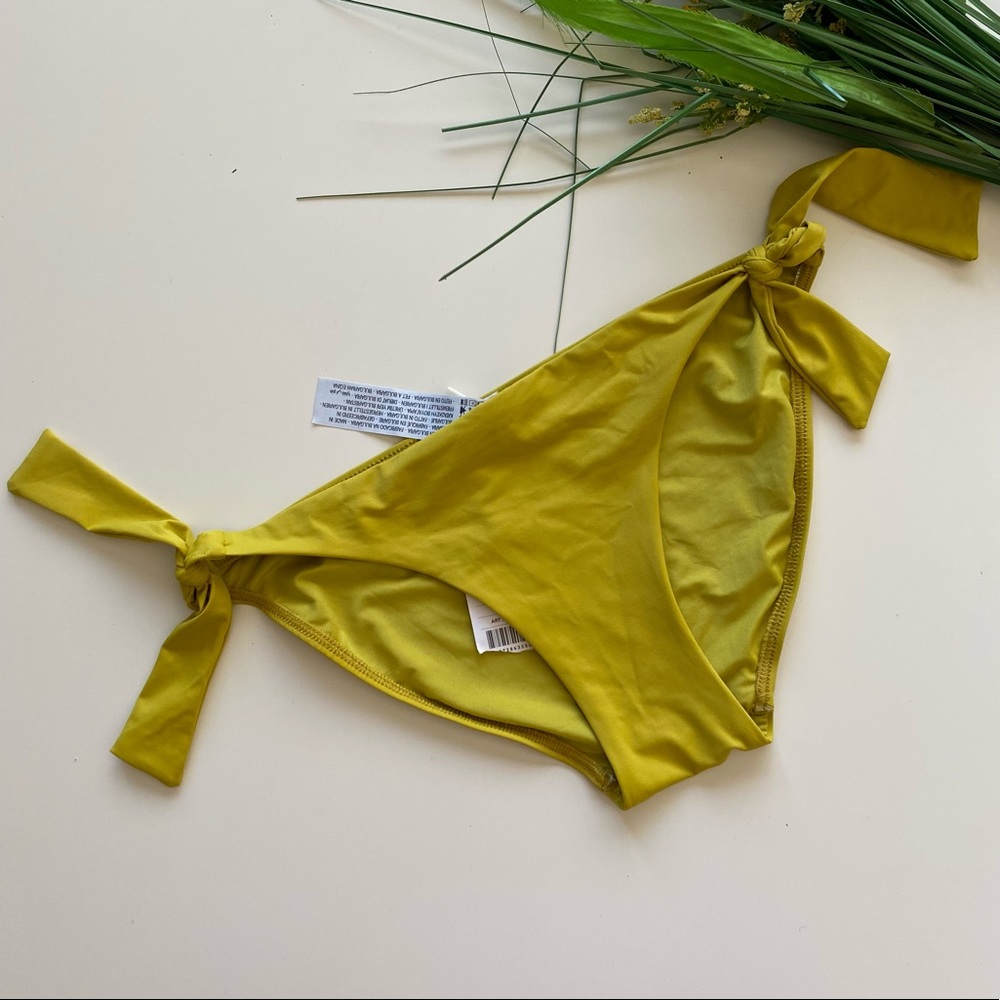 Oysho mid Brazilian beaded bikini bottom. Size: S